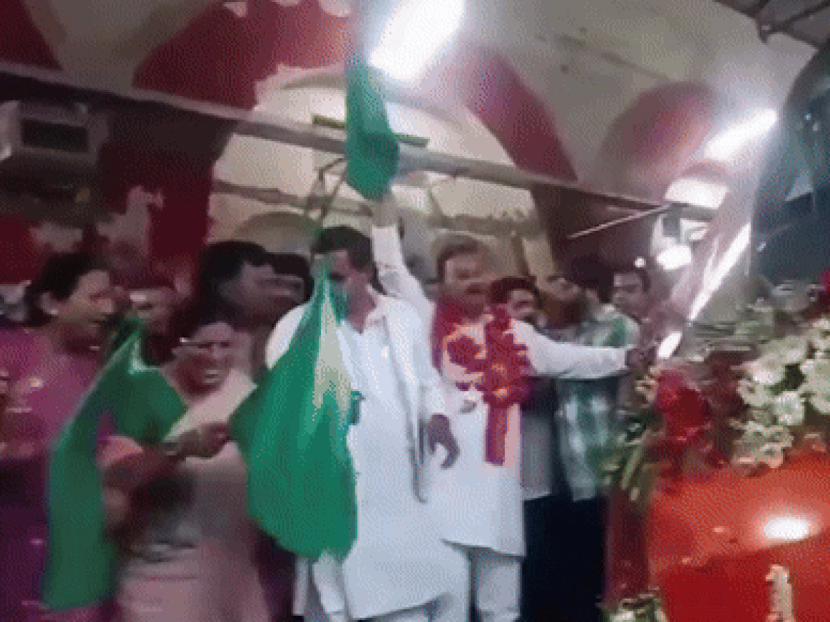 Video : 'वंदे भारत' को हरी झंडी दिखाने के लिए सपा-भाजपा नेताओं में लगी होड़, धक्का-मुक्की में हुआ बड़ा हादसा