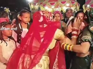 Dulhan Ka Video: शादी वाले दिन भी मां से पिट गई दुल्हन, मेहमानों के सामने खींचकर ले गई अंदर | देखें वीडियो