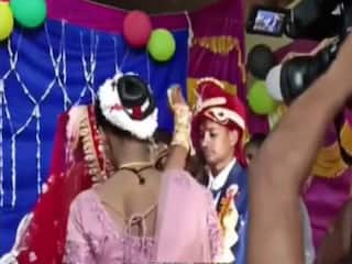 Bride Groom Video: दुल्हन की मांग में सिंदूर भरकर खड़ा हो गया आशिक, तभी जो हुआ जिंदगी में नहीं भूलेगा | देखें वीडियो