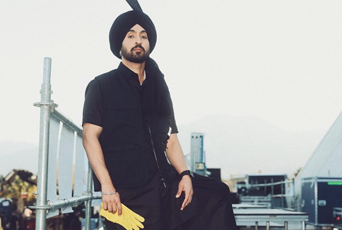 Diljit Dosanjh leaves mother teary-eyed as he introduces family for the first time at UK concert