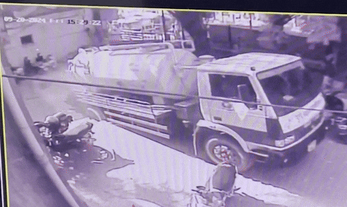 Viral Video : 'टाइटैनिक' की तरह सिंकहोल में समा गया पूरा ट्रक, आखिरी समय पर बाल-बाल बचा ड्राइवर