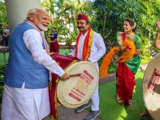 सिंगापुर में PM मोदी का गजब का अंदाज, स्वागत कर रहे कलाकारों के साथ बजाया 'ढोल'- देखें Video