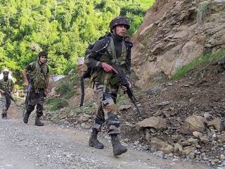 जम्मू-कश्मीर में चुनाव से पहले घुसपैठ की कोशिश, दो आतंकी ढेर, भारी मात्रा में हथियार बरामद