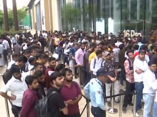 iPhone 16 की सेल शुरू होते ही मची मारामारी, मुंबई में Apple स्टोर के बाहर उमड़ी भारी भीड़