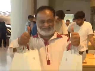 आईफोन का गजब का क्रेज, मुंबई में इस शख्स ने बीवी-बच्चों के लिए खरीदे 5 iPhone 16 Pro Max