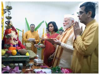 गणेश पूजा में CJI चंद्रचूड़ के घर पहुंचे PM मोदी तो मच गया बवाल! विपक्ष क्यों उठा रहा सवाल? जानें पूरा मामला | VIDEO