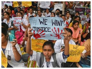कोलकाता में नहीं थम रहा पुलिस के सिविक वॉलंटियर का आंतक, शराब पीकर रात 2 बजे घुसा प्रोटेस्ट में, FIR दर्ज