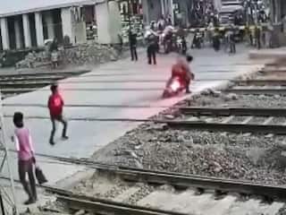 Train Ka Video: रेलवे ट्रैक पर बाइक दौड़ाना शख्स को पड़ गया महंगा, जो हुआ आंखें फटी रह जाएंगी | देखें वीडियो