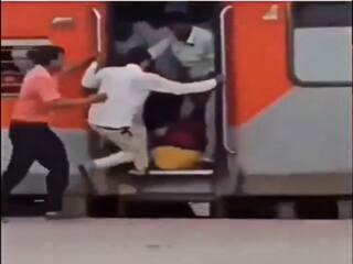 Train Ka Video: दूसरे को चढ़ाने के लिए ट्रेन से उतर गया शख्स, मगर खुद की ही गाड़ी छूट गई | देखें वीडियो