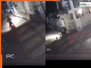 Viral Video Today: अंधेरे में दिखी ऐसी खतरनाक चीज, बाइक छोड़ उल्टे पांव भाग गया लड़का | देखें वीडियो