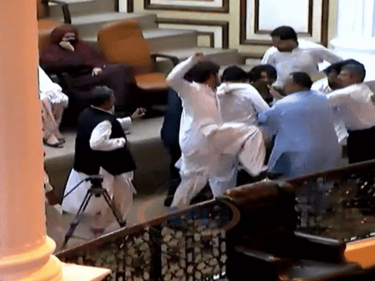 Pakistan Ka Video: पाकिस्तान की विधानसभा में बरसे लात-घूंसे, विधायकों ने एक-दूसरे को पटक-पटककर पीटा, देखें वीडियो