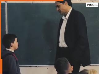 Class Ka Video: जिस बच्चे को रोज पीटते थे टीचर एक दिन हाथ चूमने लगे, वजह ऐसी पूरी क्लास इमोशनल हो गई | देखें वीडियो