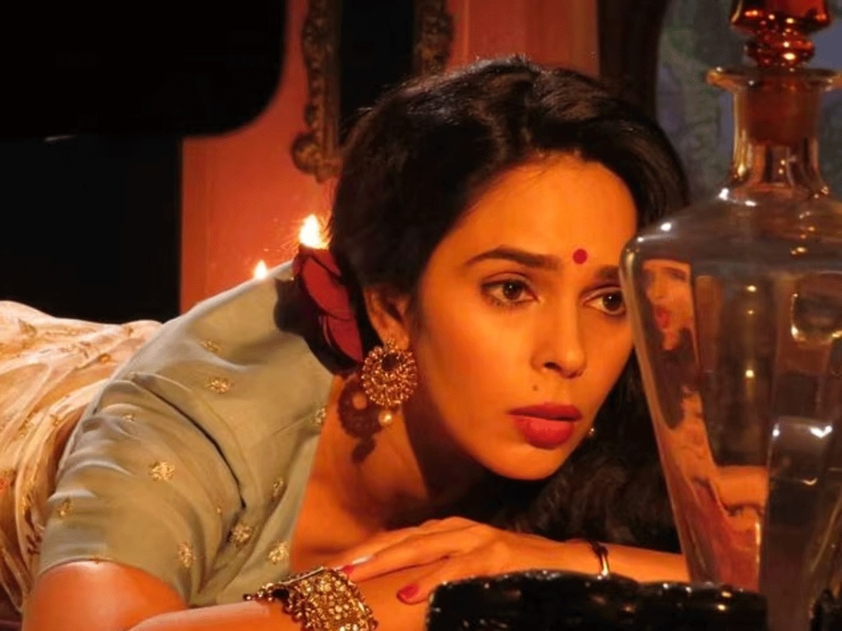 जब आधी रात को मल्लिका शेरावत के बेडरूम का दरवाजा तोड़कर अंदर घुसना चाहता था ये एक्टर