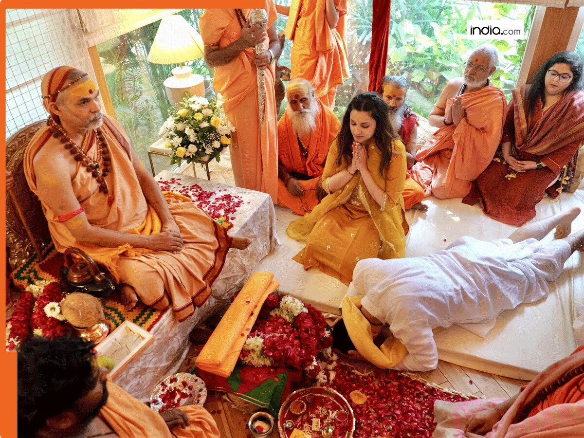 परिणीति के ससुराल पूजा के लिए पधारे स्वामी अविमुक्तेश्वरानंद, पति राघव ने किया साष्टांग दंडवत प्रणाम