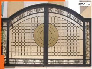 Vastu Tips: किस दिशा में है आपके घर का दरवाजा? जानिए मेन गेट के लिए कौन सा डायरेक्शन है शुभ