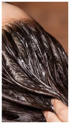 कलर छोड़िए, बालों को काला करने के लिए चाय पत्ती में मिलाकर लगा लें ये 1 चीज