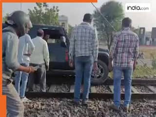 Video : नशे में धुत रीलबाज ने रेलवे ट्रैक पर ही दौड़ा दी Thar, स्टंट करना पड़ा भारी; पीछे से आ गई ट्रेन और फिर...