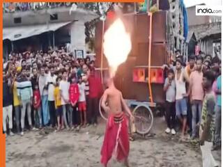 Viral Video: मुंह से आग के गोले बरसाना शख्स को पड़ गया भारी, जो हुआ जिंदगी में नहीं देखा होगा | देखें वीडियो