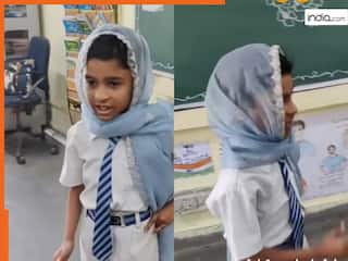 Class Ka Video: क्लास में मम्मी की नकल उतारने लगा बच्चा, चाहकर भी हंसी ना रोक पाई टीचर | देखें वीडियो