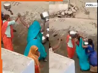 Women Fight Video: पानी भरते समय महिलाओं में बिगड़ गई बात, फिर ऐसी सिर फुटव्वल हुई हिल जाएंगे | देखें वीडियो