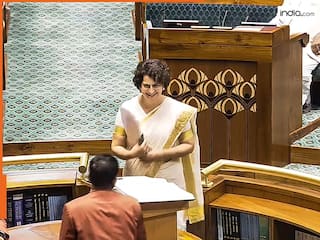 VIDEO: हाथ में संविधान, दादी इंदिरा गांधी जैसा लुक... संसद में शपथ लेते वक्त प्रियंका गांधी का कुछ ऐसा था अंदाज