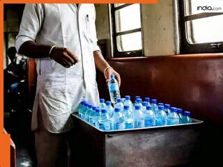 Viral Video: ट्रेन में पैसेंजर से 5 रुपये ज्यादा लेना कैटरिंग कंपनी को भारी पड़ा, रेलवे ने लगाया एक लाख का जुर्माना