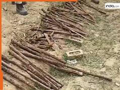 Viral Video: यूपी के इस गांव में खुदाई के दौरान मिलीं कई पुरानी तलवारें, देखकर चौंक गया किसान | देखें वीडियो