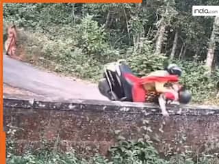 Scooty Girl Ka Video: ऐसी दौड़ाई स्कूटी फिर रुकी ही नहीं, सीधा दीवार तोड़ने लगीं लड़कियां | देखें वीडियो