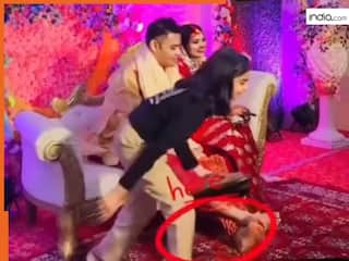 Jija Sali Ka Video: जूता चोरी के डर से चप्पल पहनकर आ गया दूल्हा, मगर साली ने उसे भी चुरा लिया | देखें वीडियो