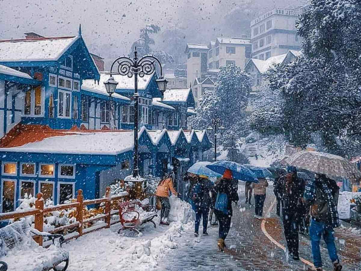 https://s3.india.com/wp-content/uploads/2024/12/Manali-And-Shimla-Buried-In-Snow-4-Lives-Lost-And-Roads-Closed.jpg?utm_source=chatgpt.com