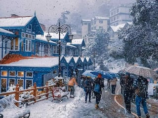 Manali And Shimla Buried In Snow, 4 Lives Lost And Roads Closed!
