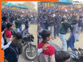 Video: सड़क पर लड़कियां कर रही थीं मार-कुटाई, पीछे नाचते रहे लड़के, भयंकर लड़ाई का वीडियो हुआ वायरल