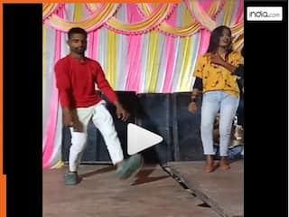 गजब बेइज्जती है...  ऑर्केस्ट्रा डांसर को इम्प्रेस करने के लिए स्टेज पर लड़के ने मारा ऐसा स्टंट, गांव वाले भी हुए लोटपोट | Video