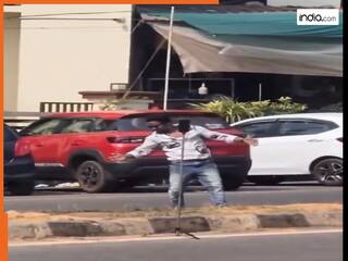 Ladke Ka Dance: लड़के पर सवार हुआ रील का ऐसा भूत, ट्रैफिक के बीच करने लगा अजीब हरकत, फिर जो हुआ वीडियो में देखें