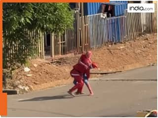 क्रिसमस से पहले स्पाइडरमैन और सैंटा में हो गई फाइट, बीच सड़क बरसाए लात-घूंसे; कभी नहीं देखा होगा ऐसा Video