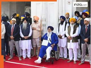 गले में तख्ती लटका बने सेवादार, स्वर्ण मंदिर में इस तरह सजा काट रहे सुखबीर बादल, बिक्रम मजीठिया ने धोए बर्तन | VIDEO