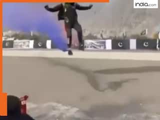 Viral Video: ये पाकिस्तान है जनाब...पैराशूट से सीधे चीफ गेस्ट के सिर पर लैंडिंग, वीडियो देख हंसी नहीं रुकेगी