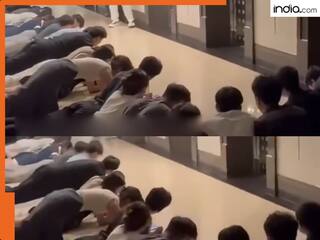 बॉस के सामने जमीन पर लेटकर कर्मचारियों ने खाई वफादारी की कसम, वीडियो सोशल मीडिया पर वायरल