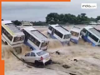 फेंगल का कहर! बाढ़ के पानी में खिलौनों की तरह बही सड़क पर खड़ी बसें, Video में दिखा प्रलय जैसा मंजर