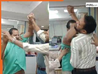 Fight Ka Video: टीडीएस कटा तो बैंक कर्मचारियों से भिड़ गया शख्स, एक की तो शर्ट भी फाड़ दी | देखें वीडियो