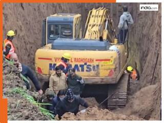 Madhya Pradesh: गुना में 16 घंटे बाद बोरवेल में गिरे बच्चे को निकालने में मिली कामयाबी, जिला अस्पताल में कराया गया भर्ती