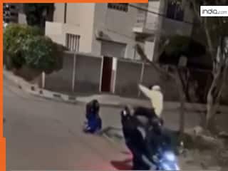 Chor Ka Video: लड़कियों का पर्स छीनकर भाग रहे थे चोर, तभी हो गई हीरो की एंट्री | देखिए ये वीडियो