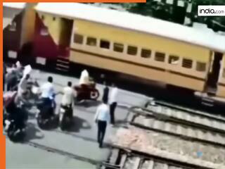Train Ka Video: रेलवे फाटक पर जल्दबाजी दिखाकर फंस गया बाइक सवार, अचानक आई ट्रेन ने कर दिया बुरा हाल | देखें वीडियो