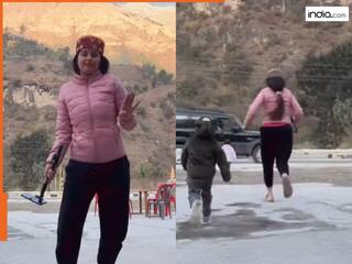 Viral Video: सड़क किनारे रील बनाती रही मां, पीछे बेटी पहुंच गई हाईवे पर, वीडियो देख कांप जाएगा कलेजा