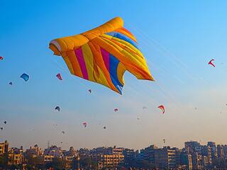 दिल्ली में पतंगों की अद्भुत उड़ान देखनी है? इन 5 बेहतरीन जगहों पर जाएं