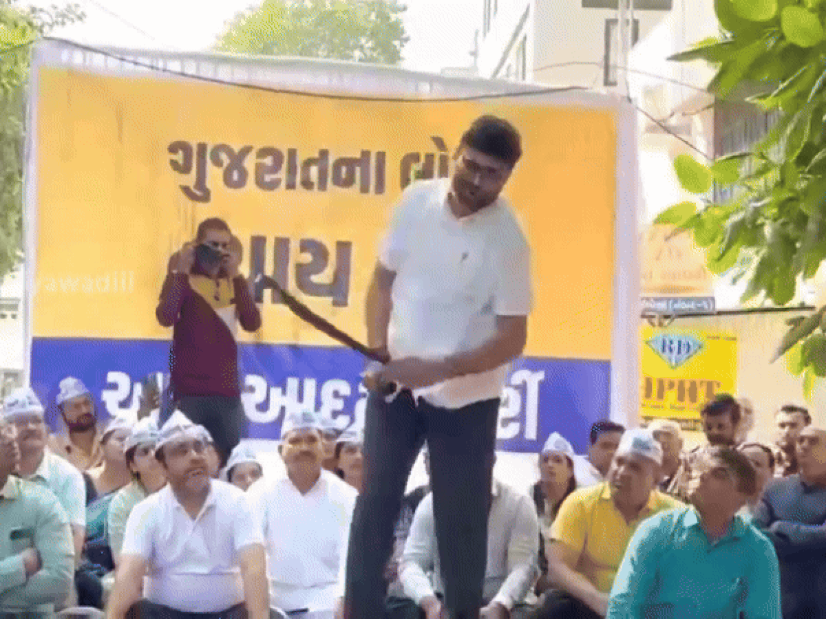 AAP नेता ने खुद को क्यों मारे कोड़े? पहले मांगी माफी और फिर... | वायरल हो रहा VIDEO