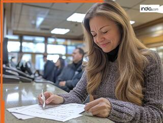 महिला ने जमा पर्ची पर लिखा कुछ ऐसा, पढ़कर बैंक मैनेजर को आया अटैक! वायरल वीडियो देख लोगों को लगा सदमा!