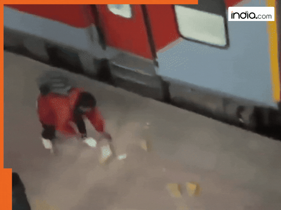 Maha Kumbh जाने वाली ट्रेन का बंद था दरवाजा, नहीं चढ़ सके यात्री तो करने लगे पथराव- जमकर किया हंगामा | VIDEO