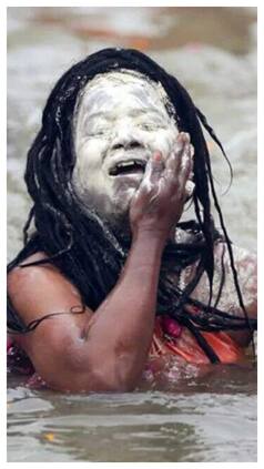 Periods के दौरान महिला नागा साधु महाकुंभ में कैसी करती हैं स्नान?