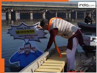 BJP नेता ने केजरीवाल को यमुना में लगवाई डुबकी, पोस्टर पर लिखा- 'मैं फेल हो गया'